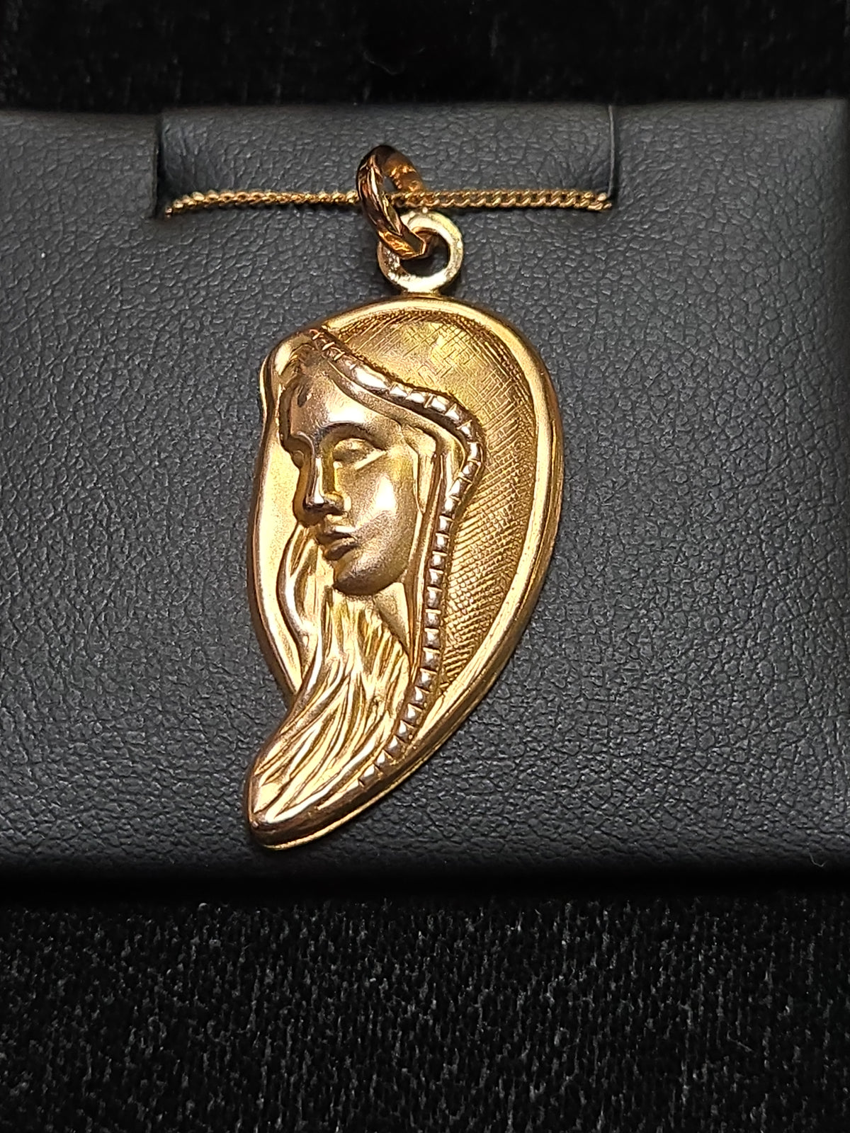 18K gold Mary pendant weighing 3.9g, elegant jewelry piece from Chique Jewelry featuring detailed religious design.