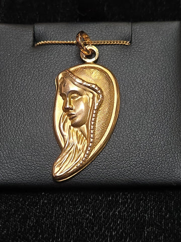 18K gold Mary pendant weighing 3.9g, elegant jewelry piece from Chique Jewelry featuring detailed religious design.
