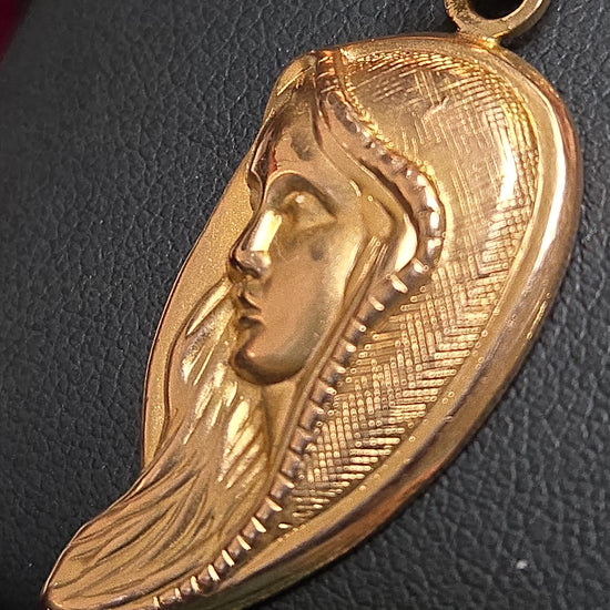 18K gold Mary pendant from Chique Jewelry, weighing 3.9g, featuring a detailed religious figure design.