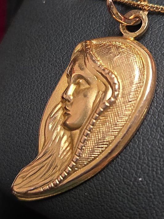 18K gold Mary pendant from Chique Jewelry, weighing 3.9g, featuring a detailed religious figure design.