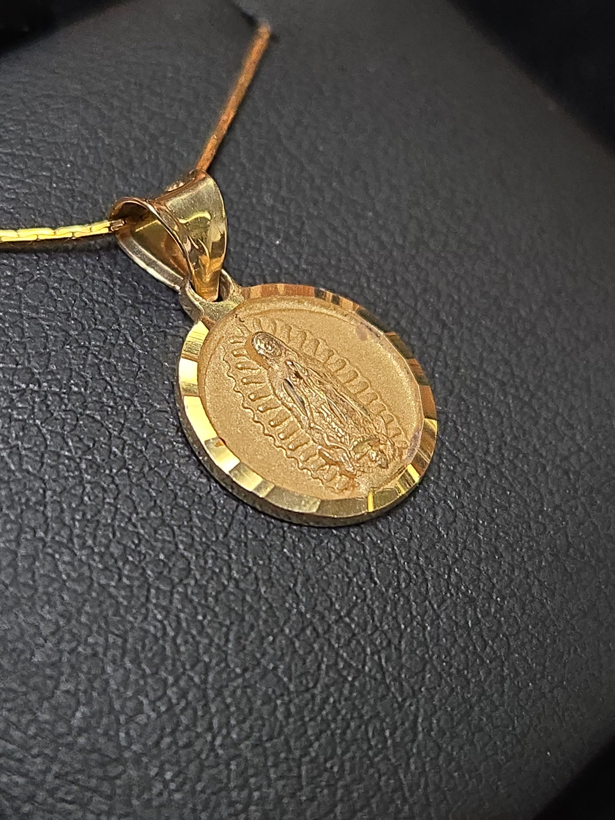 14K gold Mary pendant weighing 1.1g with detailed religious design, crafted by Chique Jewelry.