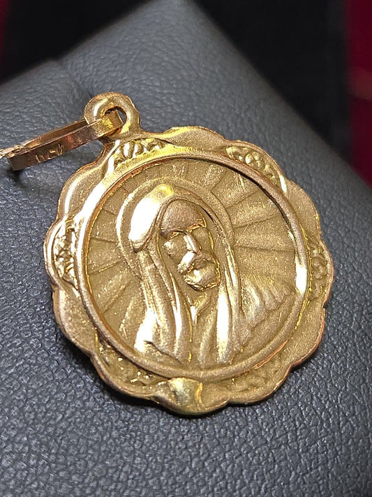 18K gold Muhammed and Ali pendant by Chique Jewelry, featuring detailed religious symbols, weighs 2.4 grams.