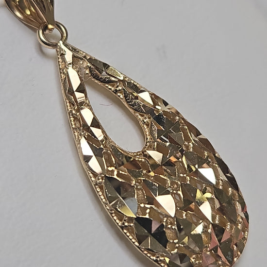 14K gold pendant weighing 2.7 grams, featuring intricate design, from Chique Jewelry.