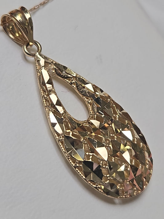 14K gold pendant weighing 2.7 grams, featuring intricate design, from Chique Jewelry.