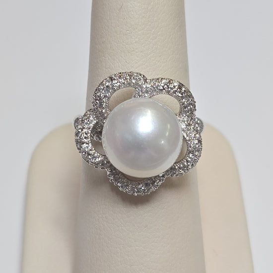 Chique Jewelry 18K white gold ring featuring a round South Sea pearl, elegant jewelry design with a 7.1g weight.
