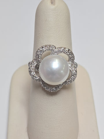 Chique Jewelry 18K white gold ring featuring a round South Sea pearl, elegant jewelry design with a 7.1g weight.