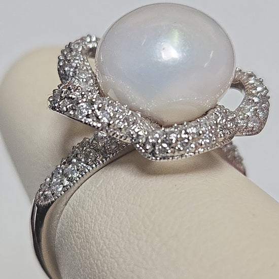 18K white gold ring with a round South Sea pearl, featuring elegant design from Chique Jewelry.