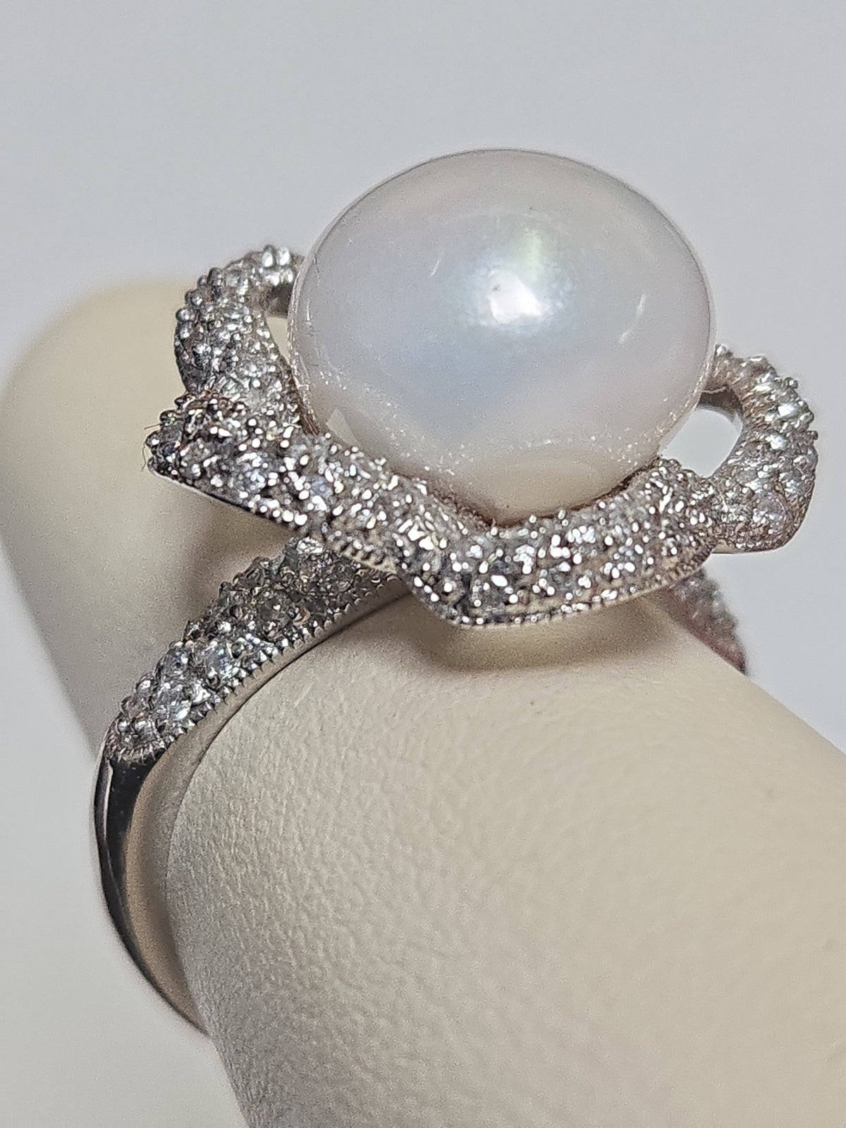 18K white gold ring with a round South Sea pearl, featuring elegant design from Chique Jewelry.