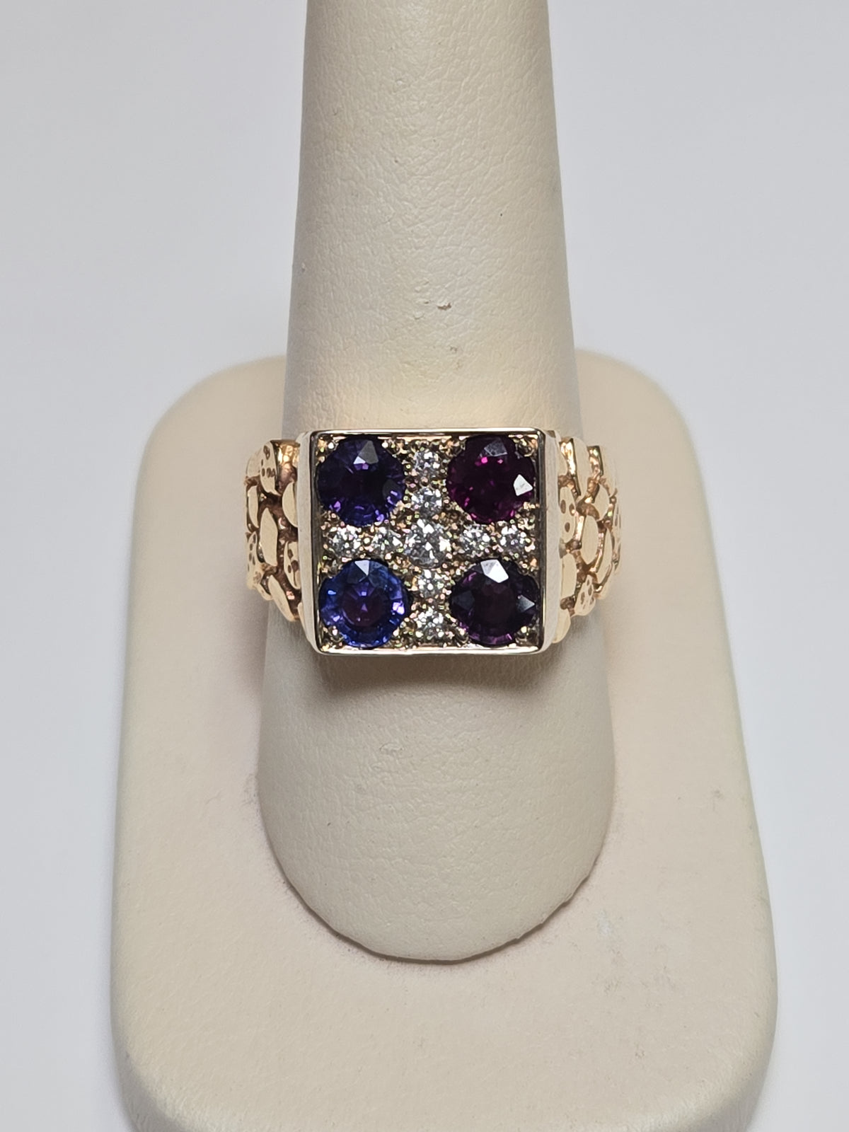 14K gold ring featuring 2.6ct round multicolor sapphires and intricate design, crafted by Chique Jewelry.
