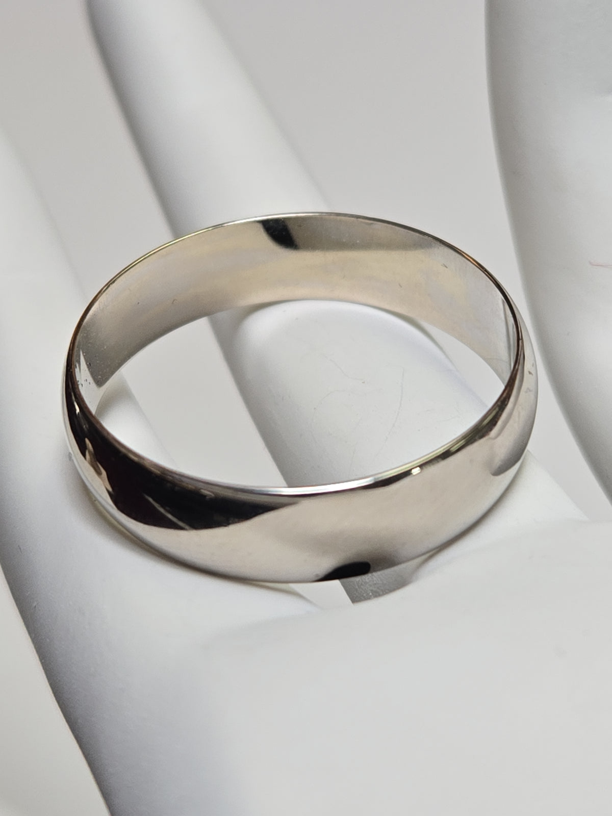 14K white gold ring from Chique Jewelry, featuring a sleek design and polished finish, weighing 4.9 grams.