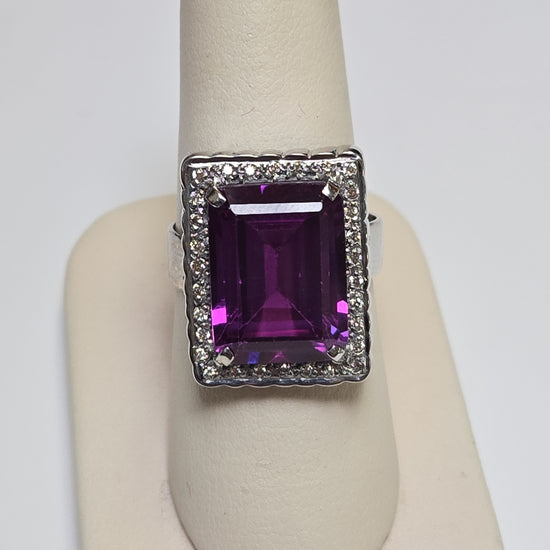 18K white gold ring with a rectangular amethyst gemstone, featuring a 9.5g design by Chique Jewelry.