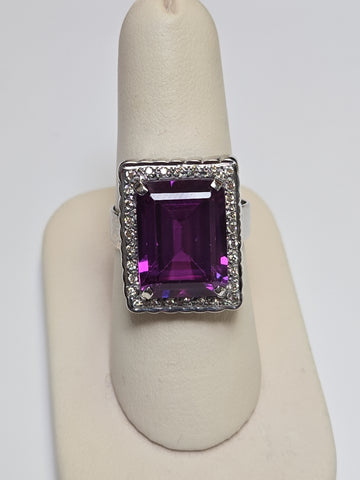 18K white gold ring with a rectangular amethyst gemstone, featuring a 9.5g design by Chique Jewelry.