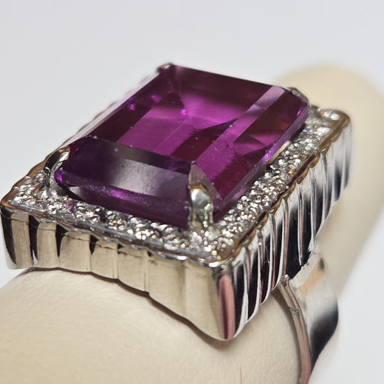 18K white gold ring with a rectangular amethyst gemstone, crafted by Chique Jewelry. Elegant jewelry piece with a polished finish.