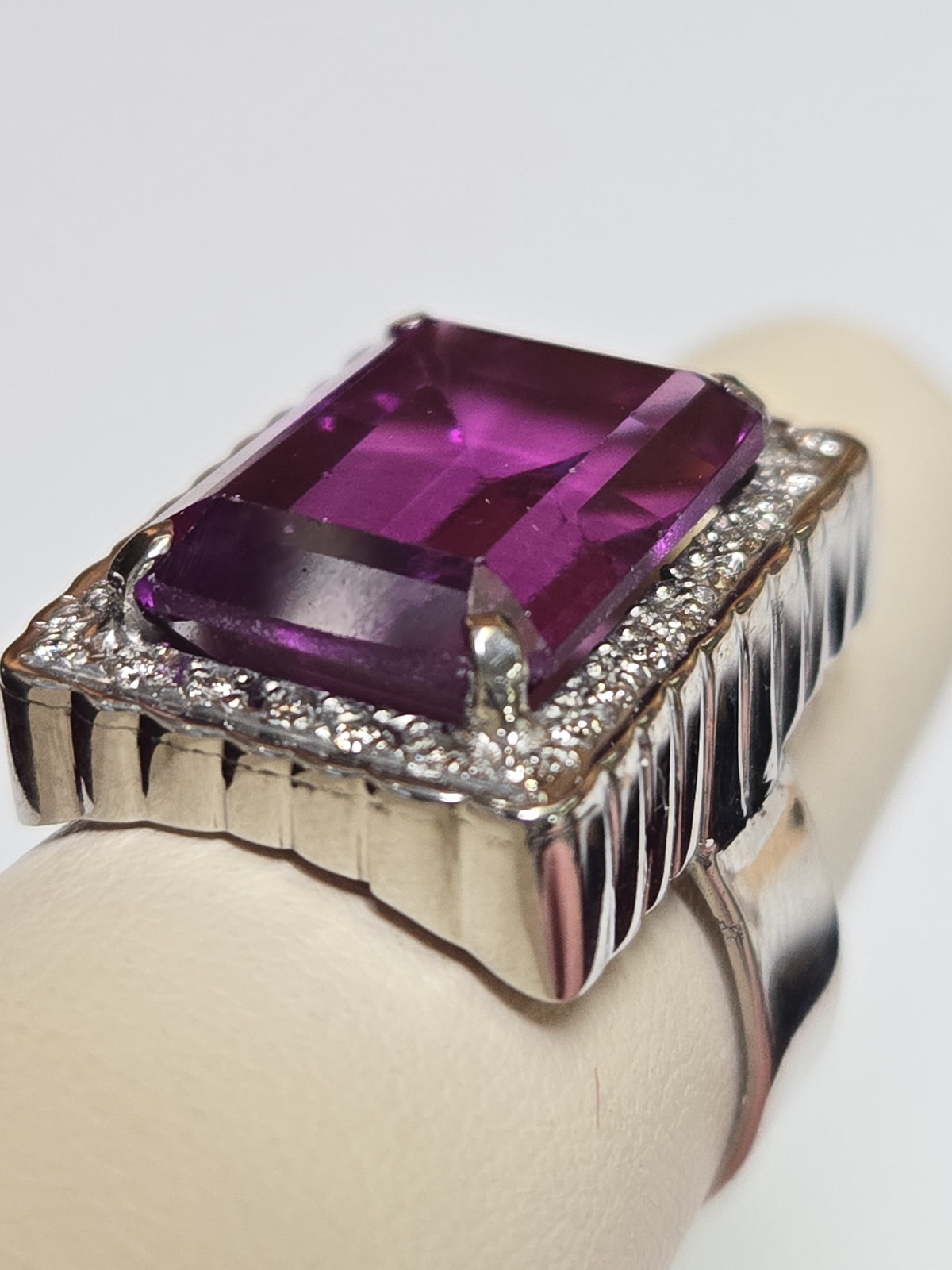 18K white gold ring with a rectangular amethyst gemstone, crafted by Chique Jewelry. Elegant jewelry piece with a polished finish.