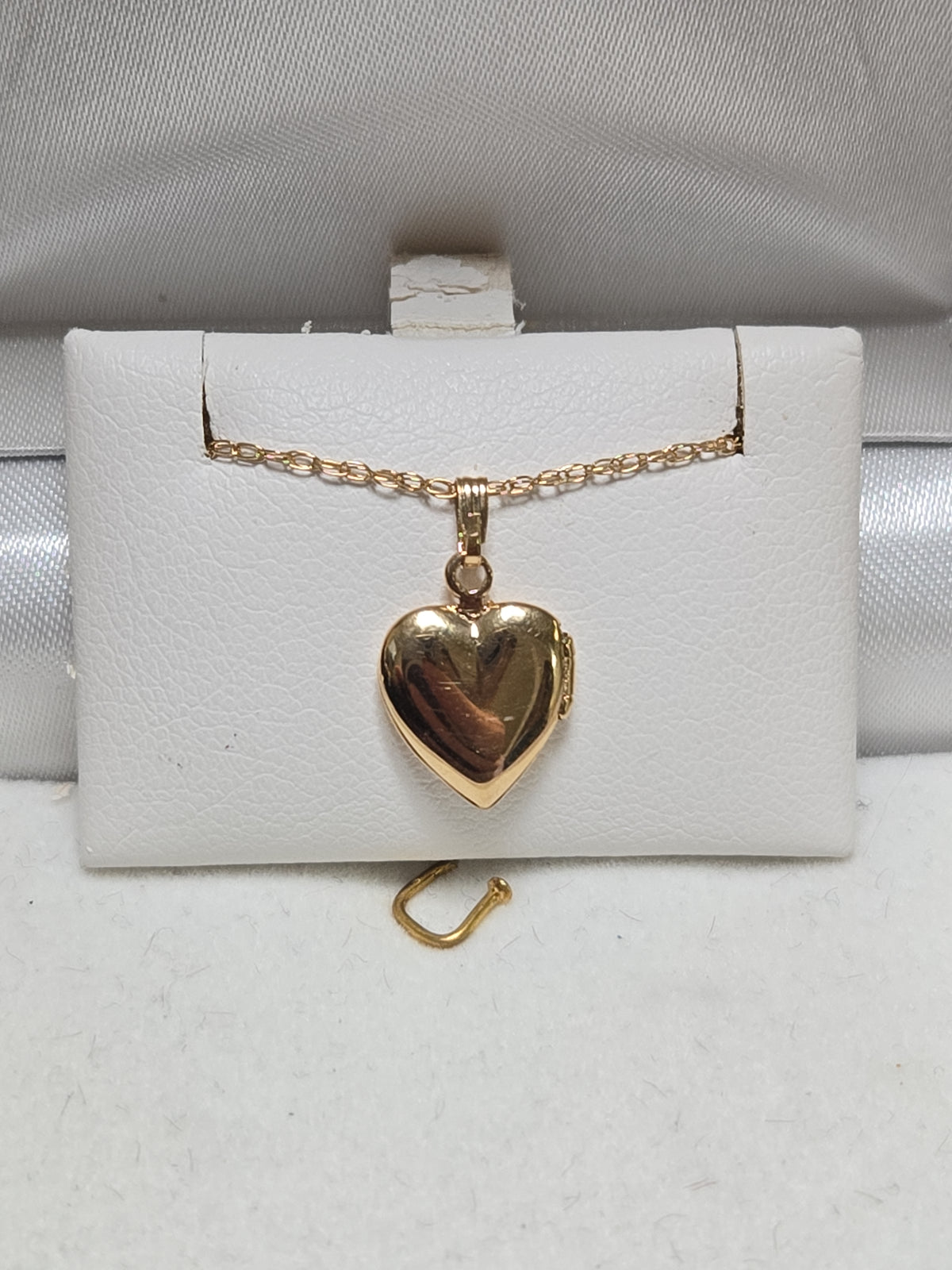14K gold heart locket pendant from Chique Jewelry, 1g, featuring a delicate design and polished finish.