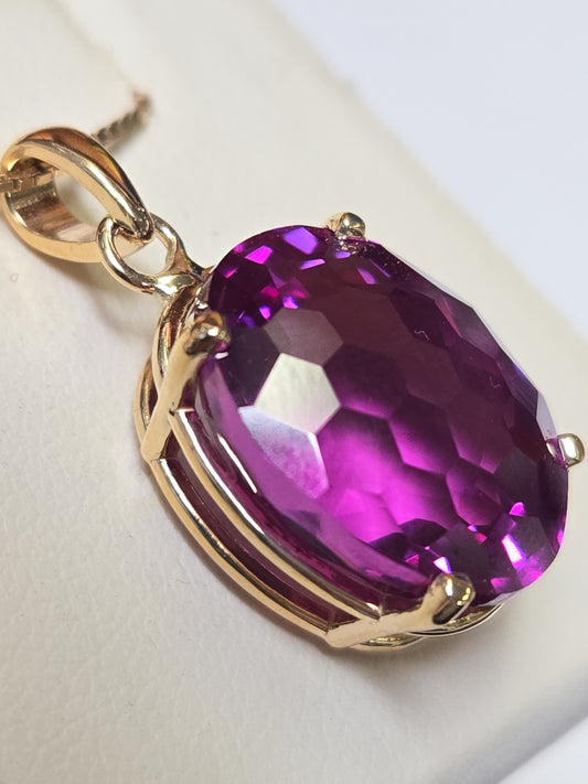 10K gold pendant featuring 22ct oval lab-created alexandrite gemstone, crafted by Chique Jewelry.