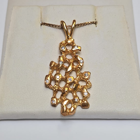 14K gold pendant with 0.11ct round diamond, crafted by Chique Jewelry, featuring a delicate and elegant design.