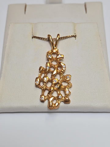 14K gold pendant with 0.11ct round diamond, crafted by Chique Jewelry, featuring a delicate and elegant design.