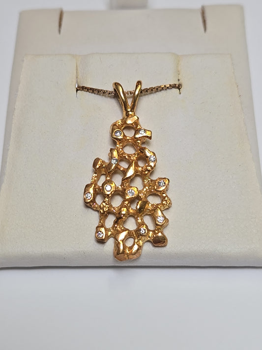 14K gold pendant with 0.11ct round diamond, crafted by Chique Jewelry, featuring a delicate and elegant design.