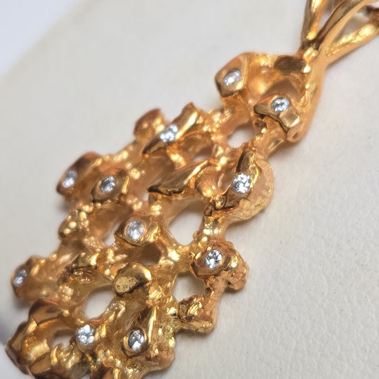14K gold pendant featuring a 0.11ct round diamond, crafted by Chique Jewelry, with a weight of 5.1 grams.