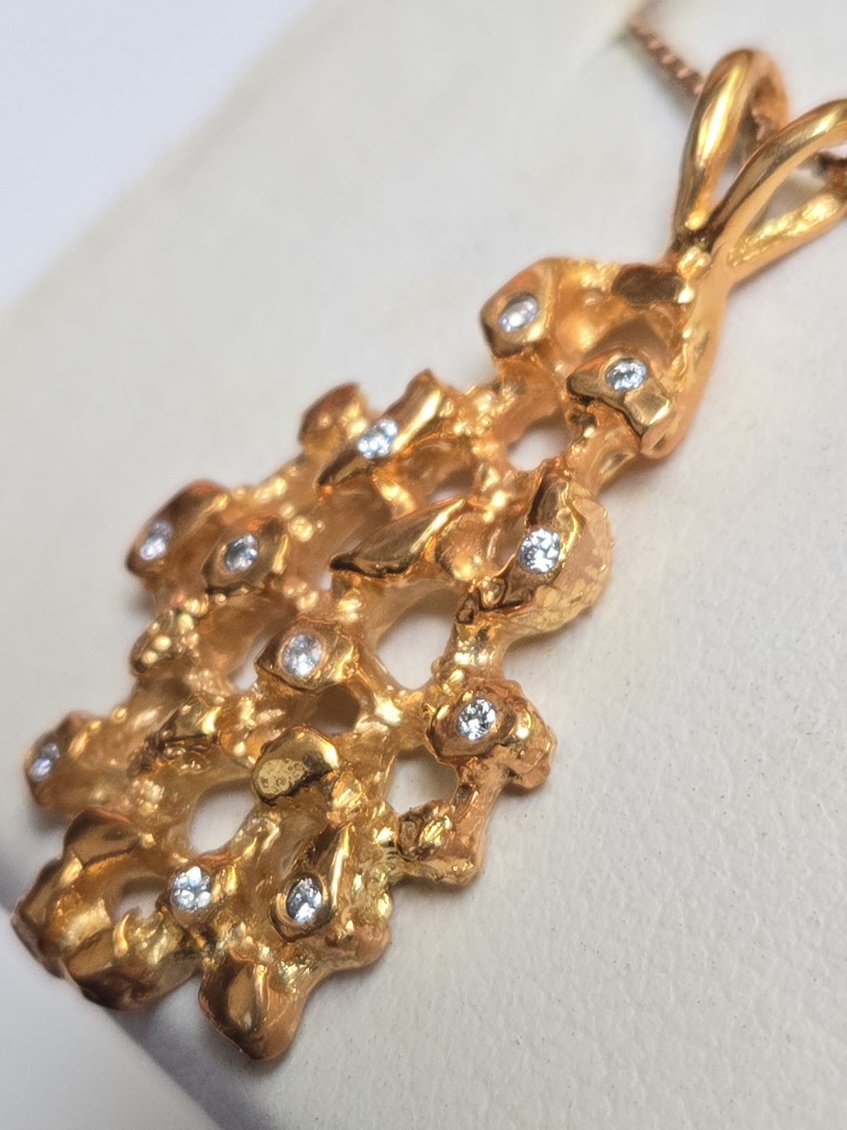 14K gold pendant featuring a 0.11ct round diamond, crafted by Chique Jewelry, with a weight of 5.1 grams.