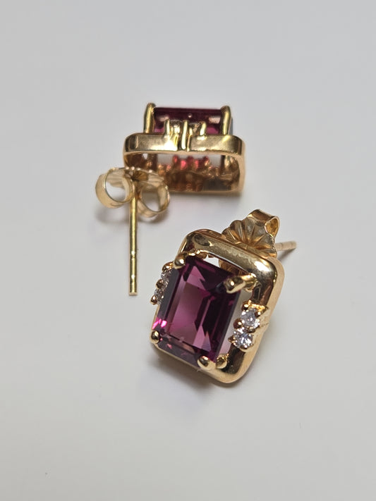 14K gold pendant with emerald-cut rubellite gemstone, weighing 3.5 grams, from Chique Jewelry.