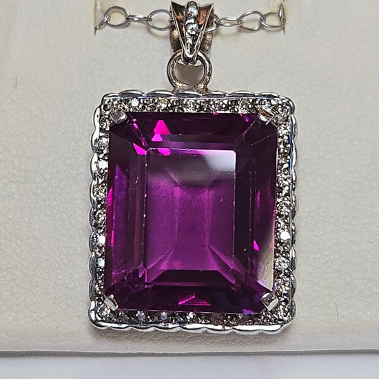 18K white gold pendant featuring an emerald-cut amethyst gemstone, crafted by Chique Jewelry.