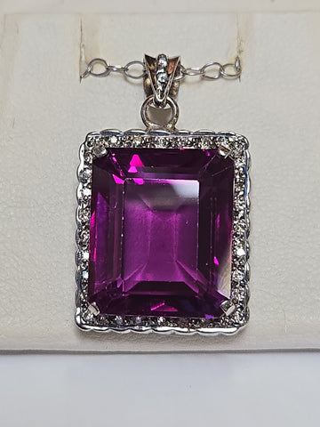 18K white gold pendant featuring an emerald-cut amethyst gemstone, crafted by Chique Jewelry.