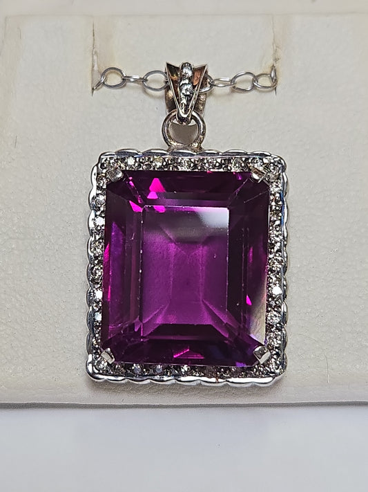 18K white gold pendant featuring an emerald-cut amethyst gemstone, crafted by Chique Jewelry.