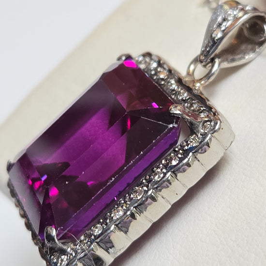 18K white gold pendant with an emerald-cut amethyst gemstone, weighing 11.5 grams, featuring a sleek and elegant design.