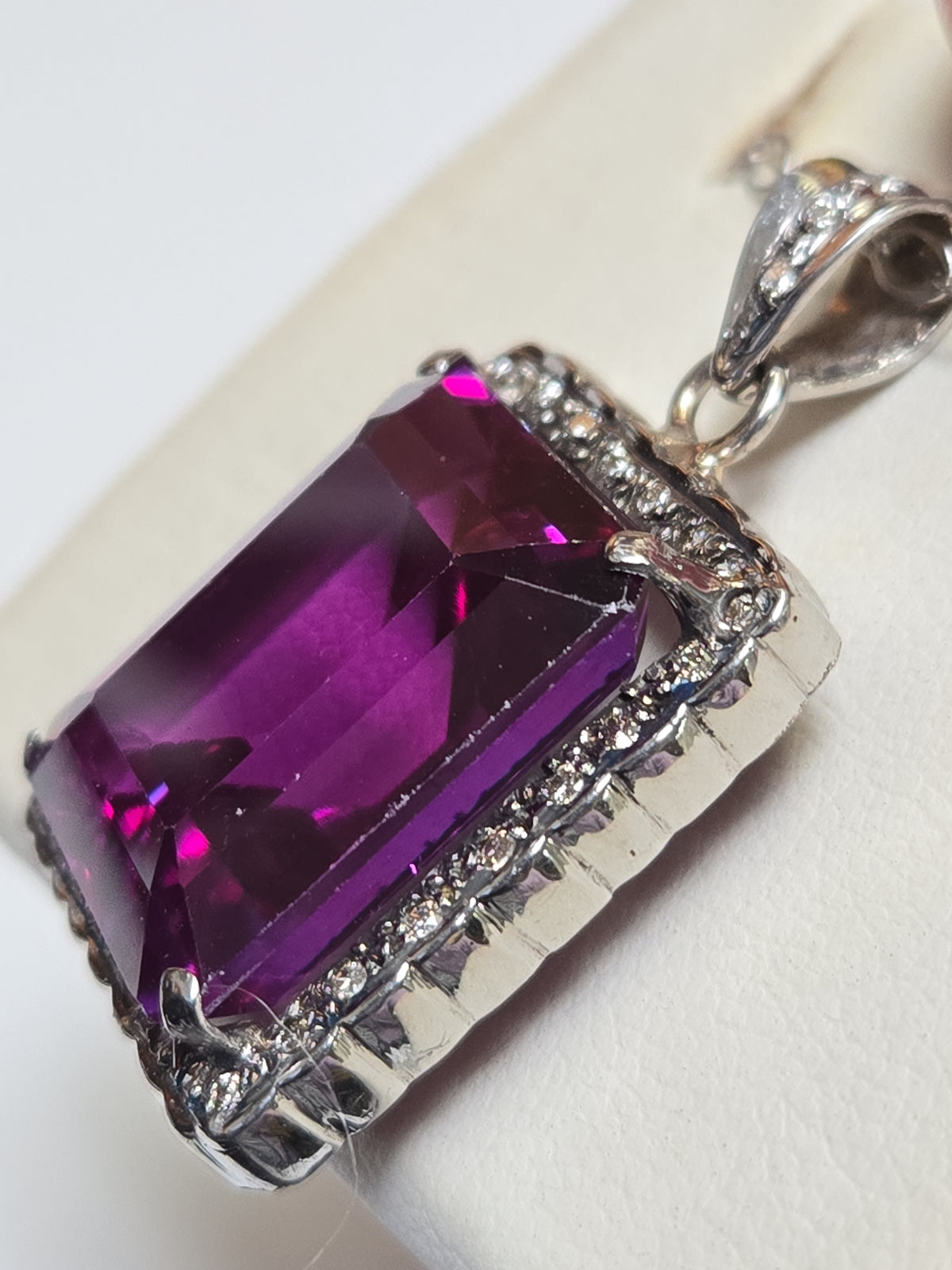 18K white gold pendant with an emerald-cut amethyst gemstone, weighing 11.5 grams, featuring a sleek and elegant design.