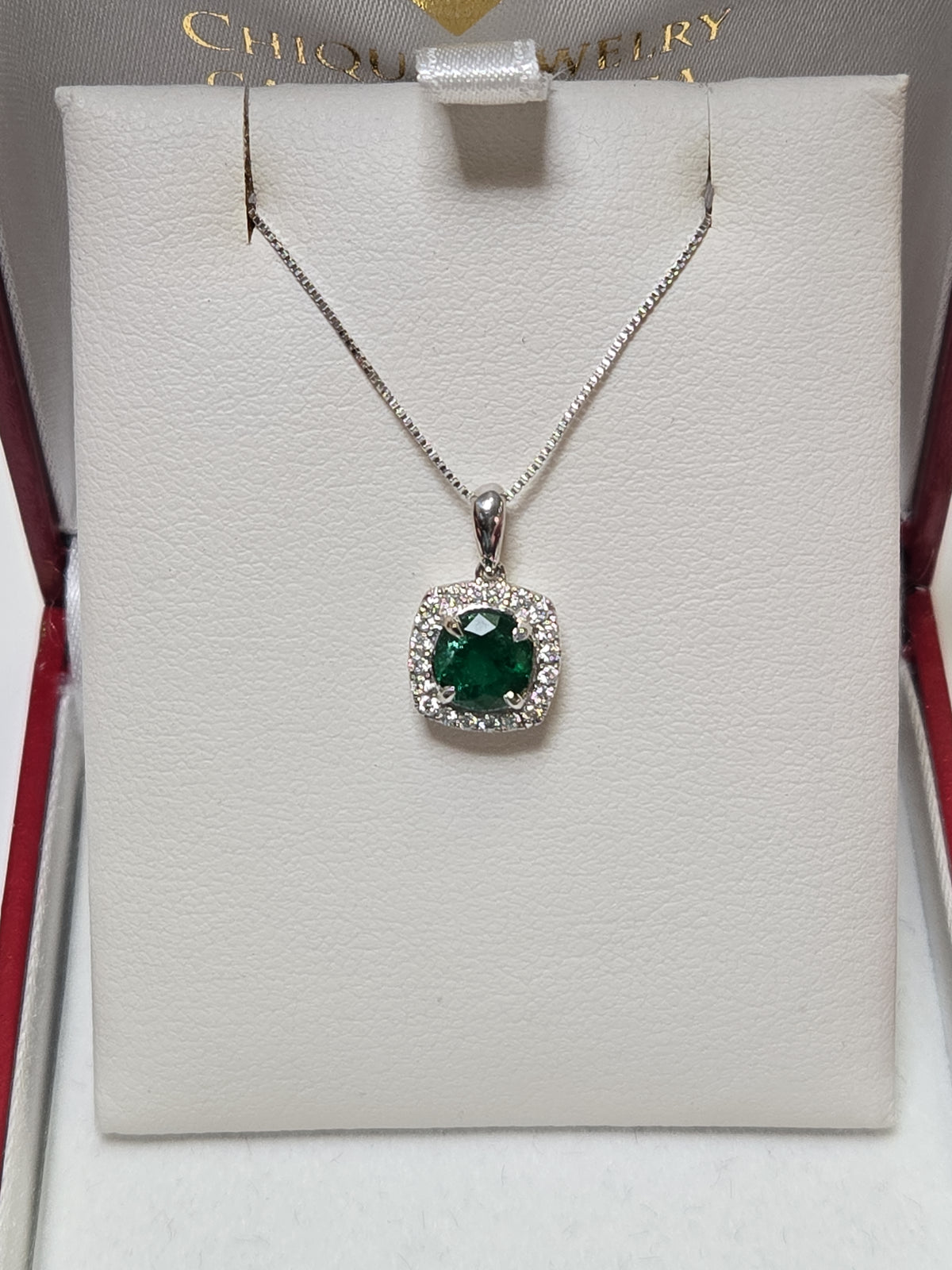 18K white gold pendant featuring a 0.76ct round emerald gemstone, crafted by Chique Jewelry with a 1.6g weight.