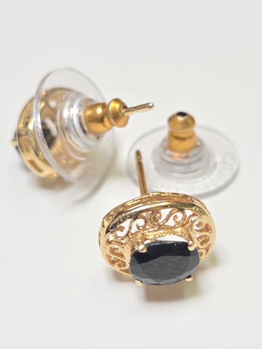 14K gold filigree stud earrings featuring 1.5ct oval sapphire gemstones, crafted by Chique Jewelry.