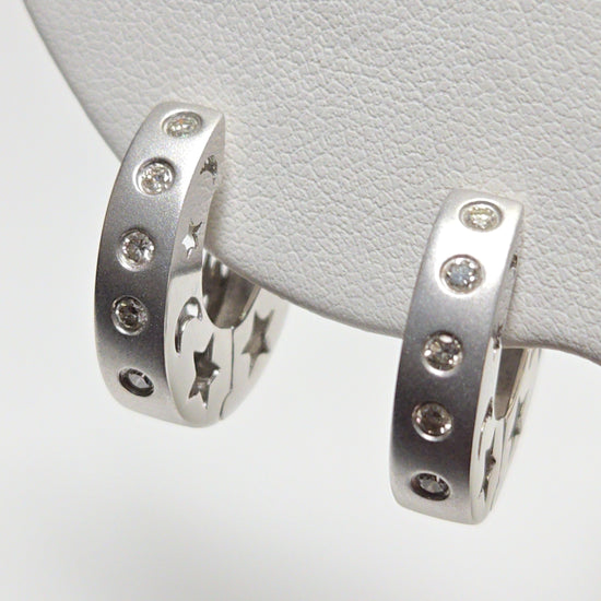18K white gold hoop earrings with 0.23ct round diamonds from Chique Jewelry, featuring a sleek design and 9.2g weight.