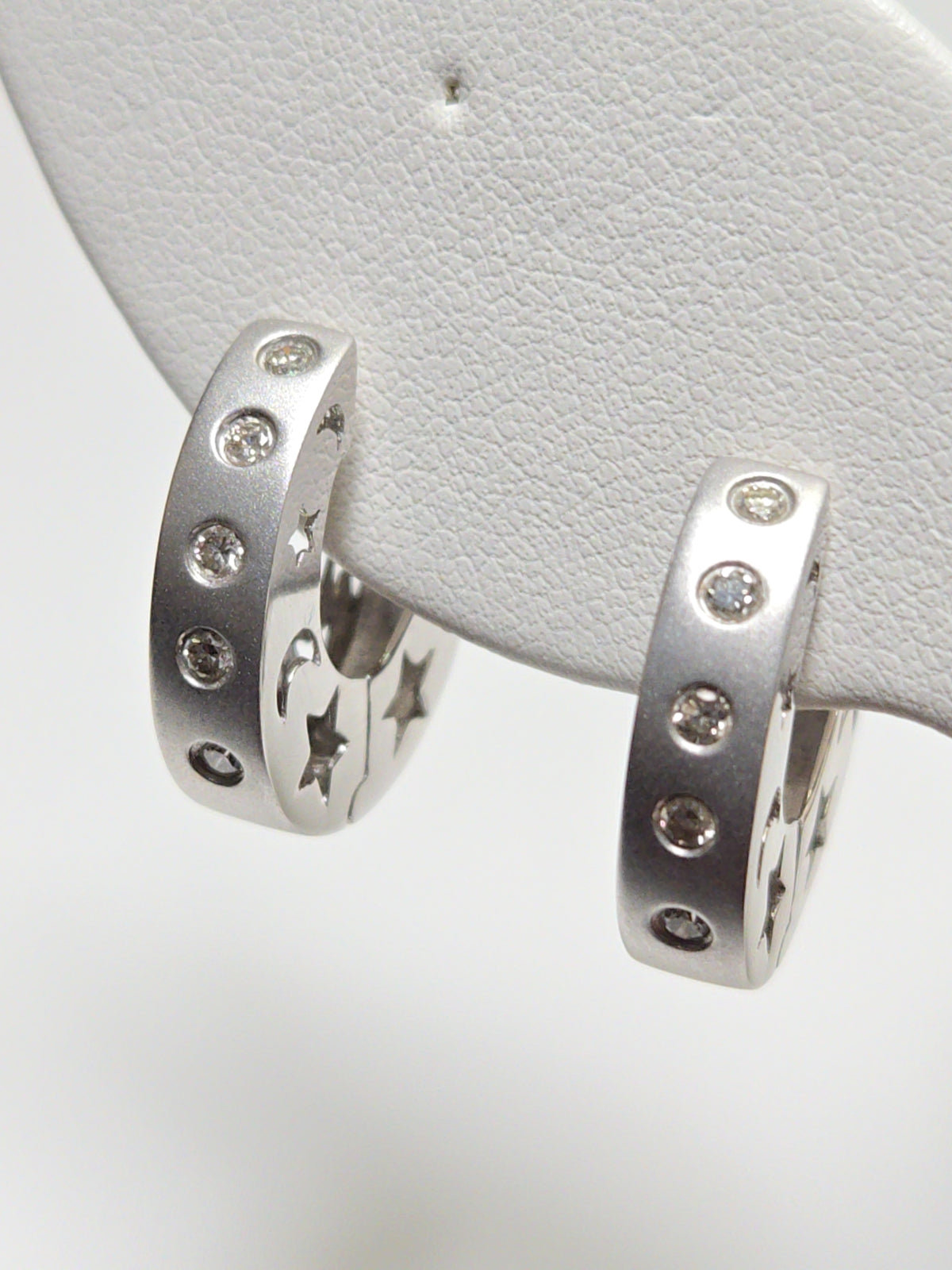 18K white gold hoop earrings with 0.23ct round diamonds from Chique Jewelry, featuring a sleek design and 9.2g weight.