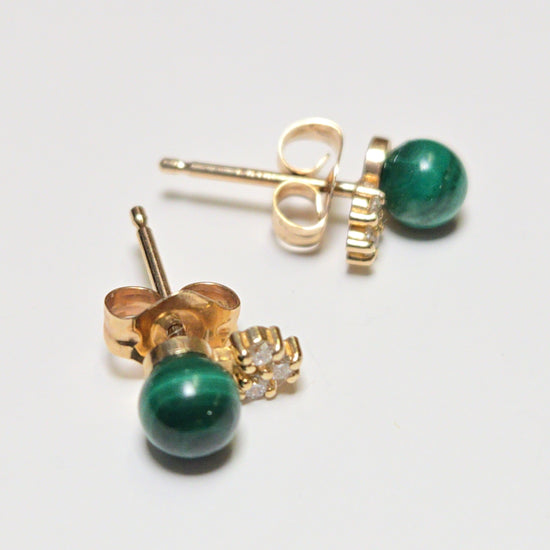 14K rose gold stud earrings with round malachite gemstones, featuring a 1g weight from Chique Jewelry.