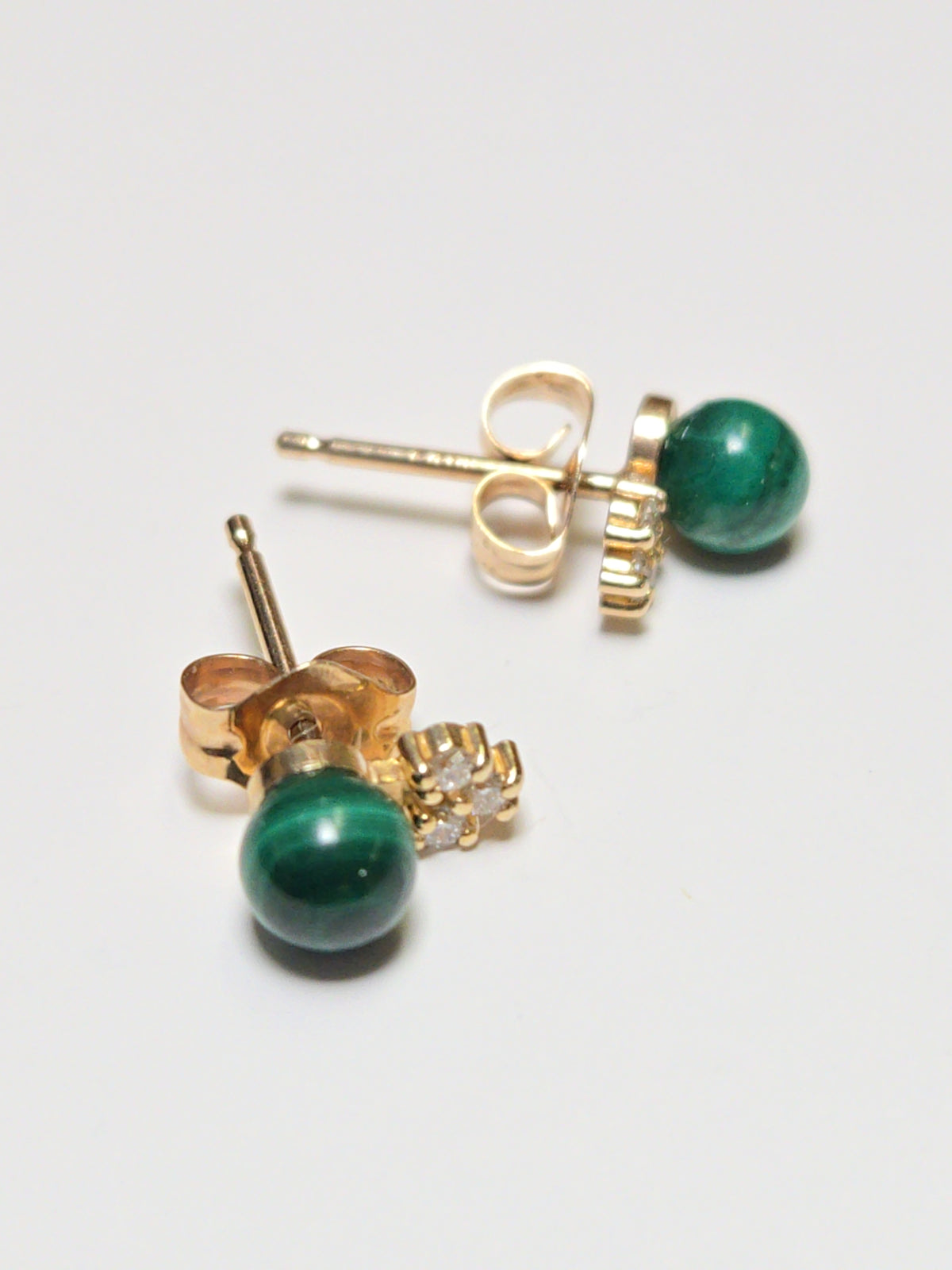 14K rose gold stud earrings with round malachite gemstones, featuring a 1g weight from Chique Jewelry.