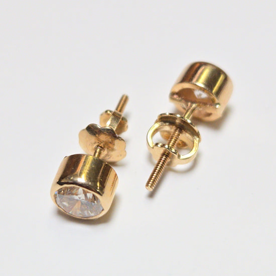 14K gold stud earrings with 0.64ct round diamonds, featuring a classic design from Chique Jewelry.