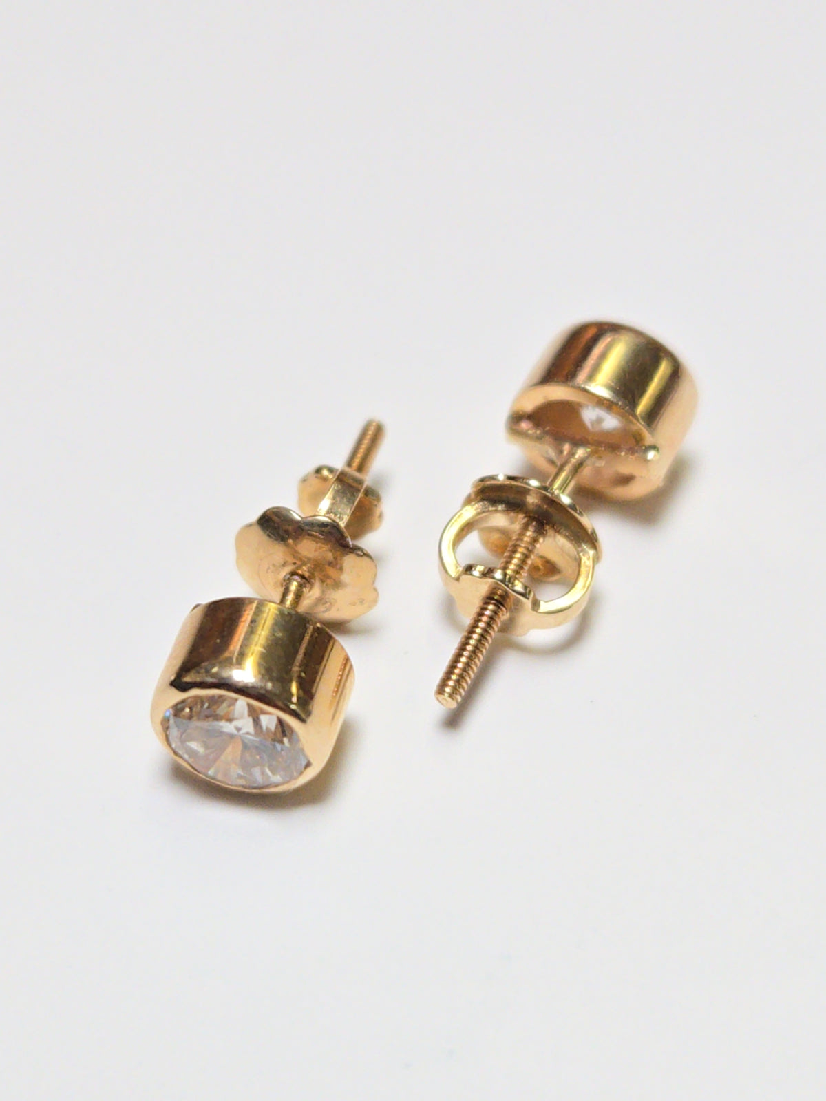 14K gold stud earrings with 0.64ct round diamonds, featuring a classic design from Chique Jewelry.