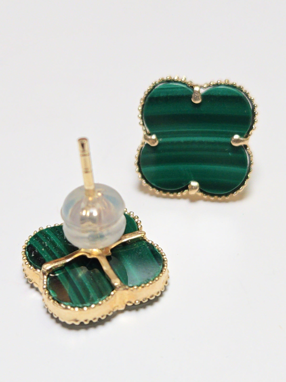 14K gold stud earrings with green malachite clover-shaped design, weighing 2.5 grams, by Chique Jewelry.
