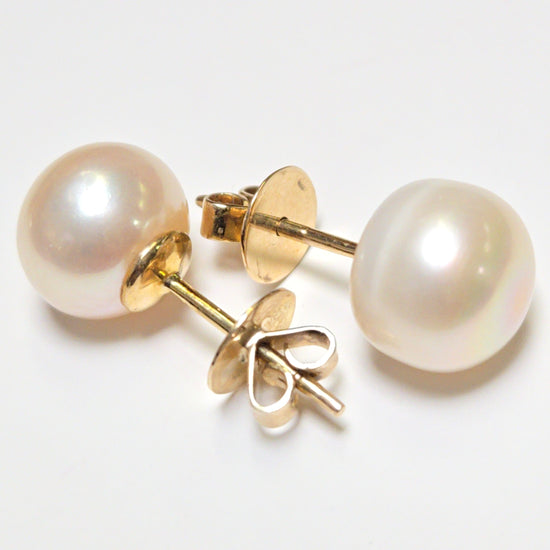14K gold stud earrings featuring round pearls, crafted by Chique Jewelry, with a total weight of 4.7 grams.