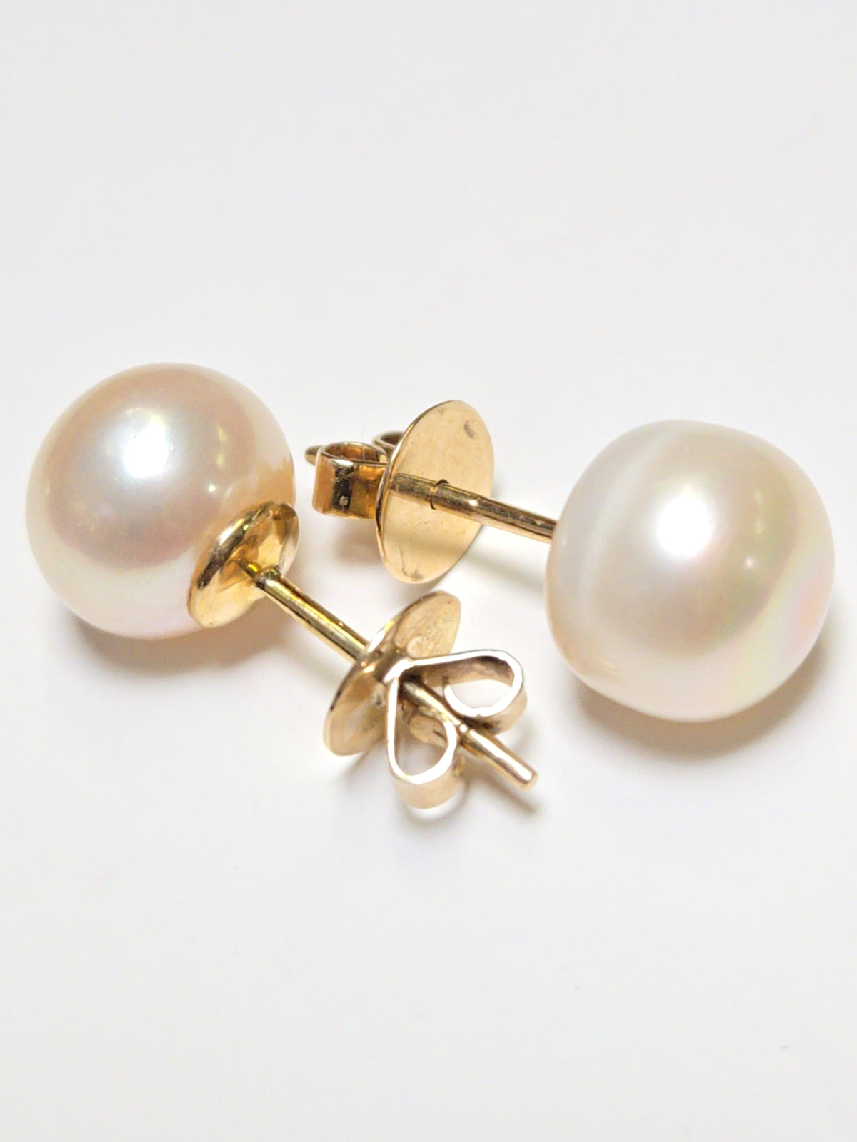 14K gold stud earrings featuring round pearls, crafted by Chique Jewelry, with a total weight of 4.7 grams.