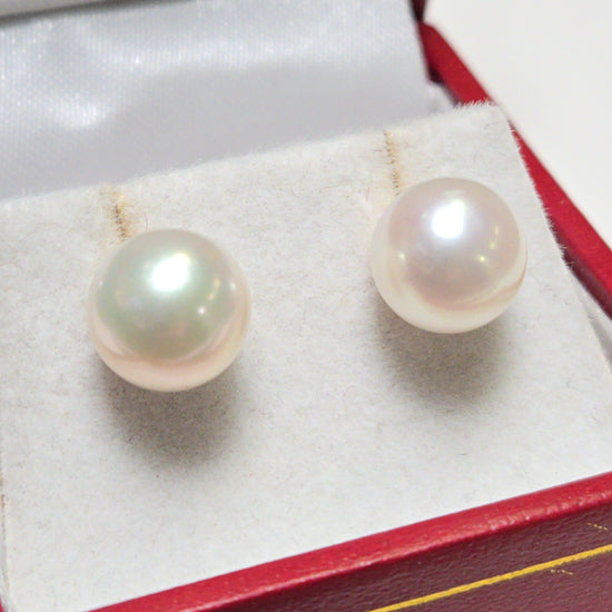 14K gold stud earrings featuring round Akoya saltwater pearls, weighing 2.7g, by Chique Jewelry.