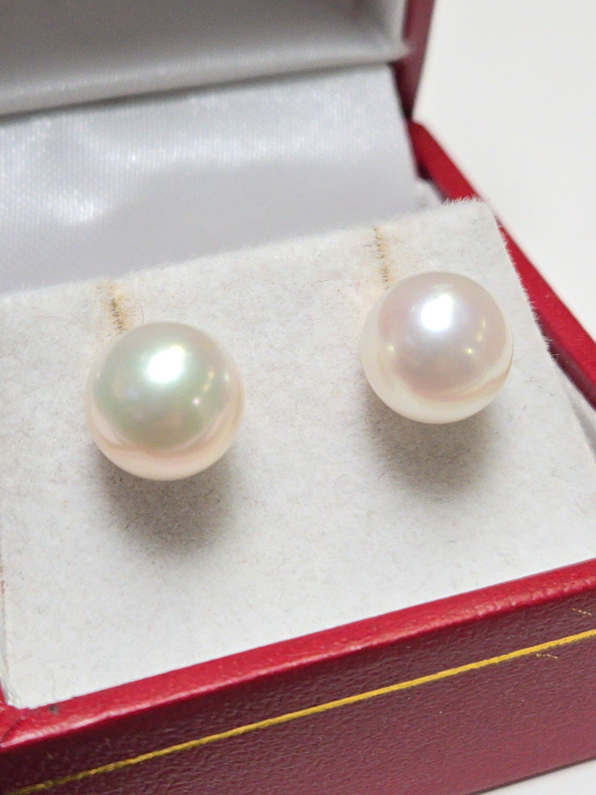 14K gold stud earrings featuring round Akoya saltwater pearls, weighing 2.7g, by Chique Jewelry.