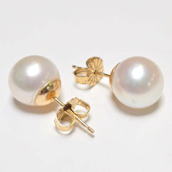 14K gold stud earrings with round Akoya saltwater pearls, elegant jewelry by Chique Jewelry, featuring 2.7g weight.