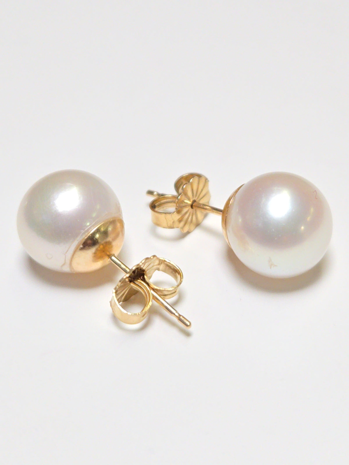 14K gold stud earrings with round Akoya saltwater pearls, elegant jewelry by Chique Jewelry, featuring 2.7g weight.