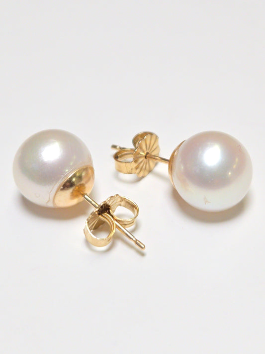 14K gold stud earrings with round Akoya saltwater pearls, elegant jewelry by Chique Jewelry, featuring 2.7g weight.