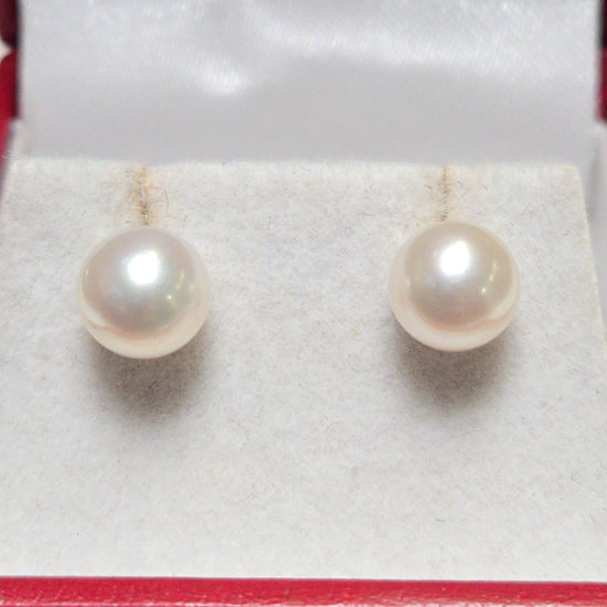 14K gold stud earrings with round pearls from Chique Jewelry, showcasing elegant jewelry with 1.5g weight.