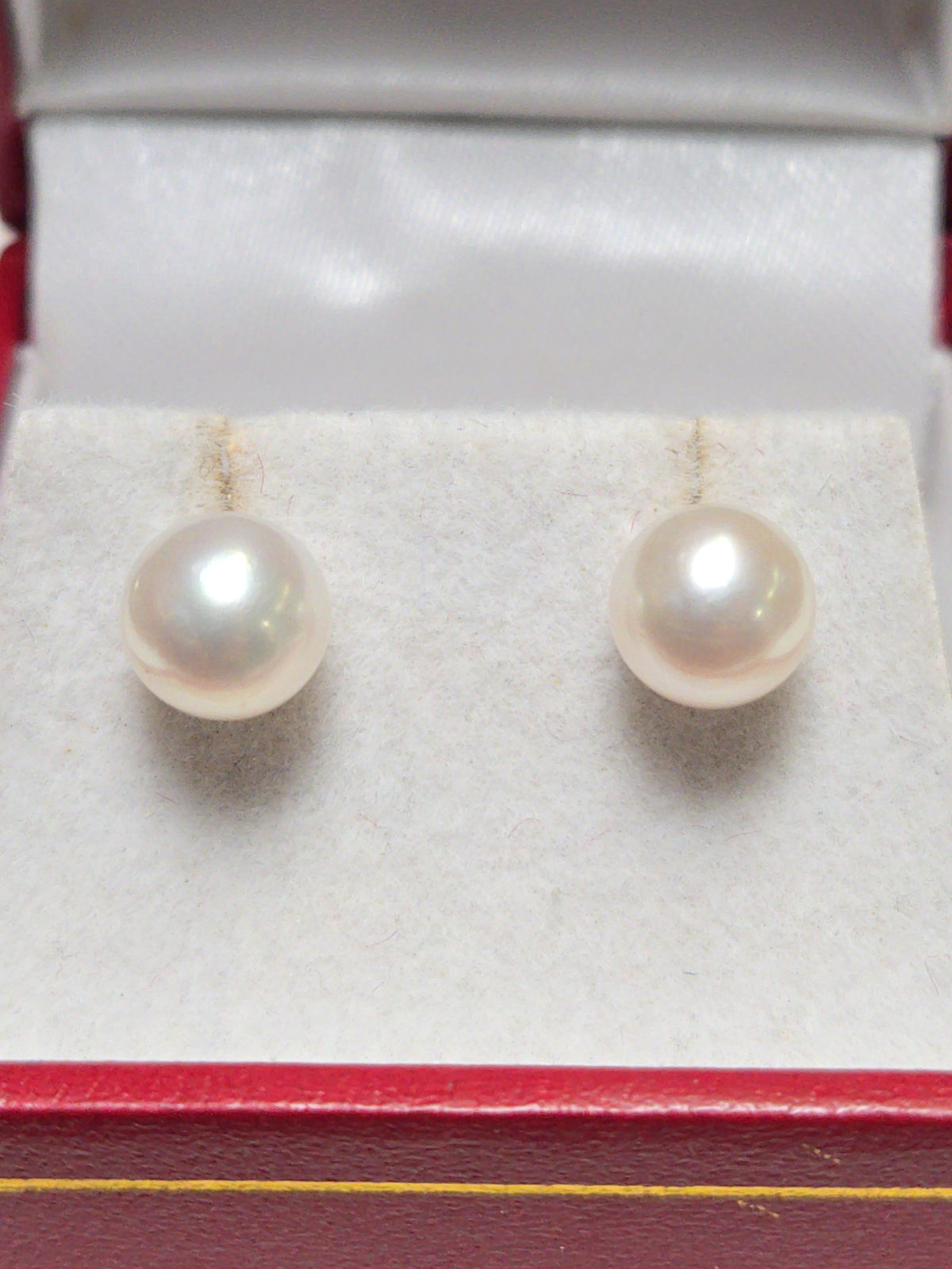 14K gold stud earrings with round pearls from Chique Jewelry, showcasing elegant jewelry with 1.5g weight.