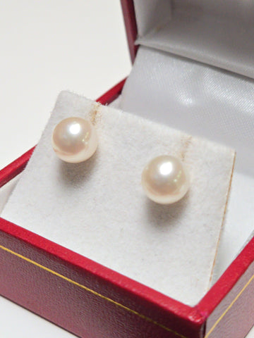 14K gold stud earrings featuring round pearls, weighing 1.5 grams, from Chique Jewelry.
